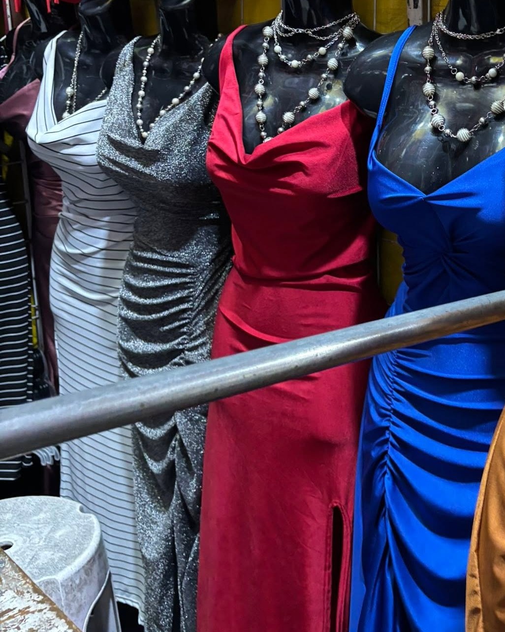 Vestido largo de rayas con tirantes y escote cuadrado