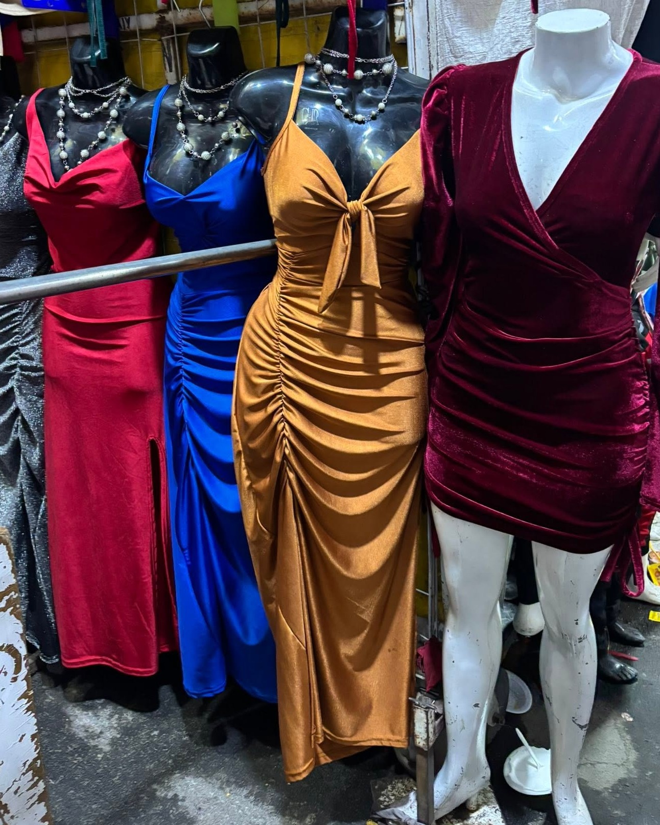 Vestido largo satinado con nudo al frente y abertura