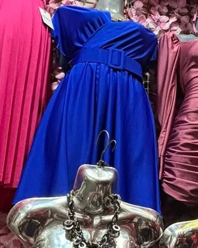 Vestido midi satinado cruzado con cinturón y manga corta abullonada