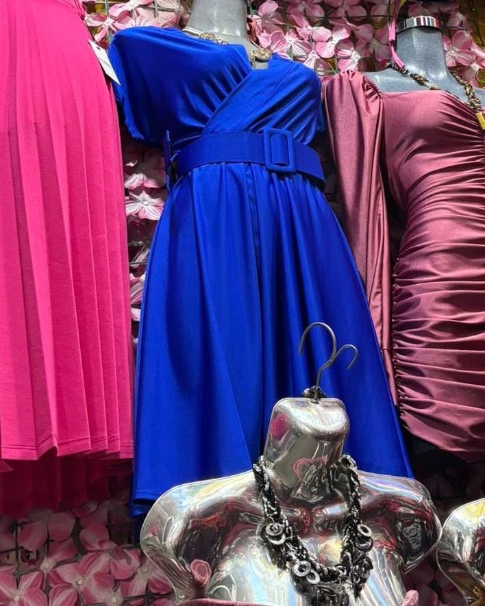 Vestido midi satinado cruzado con cinturón y manga corta abullonada