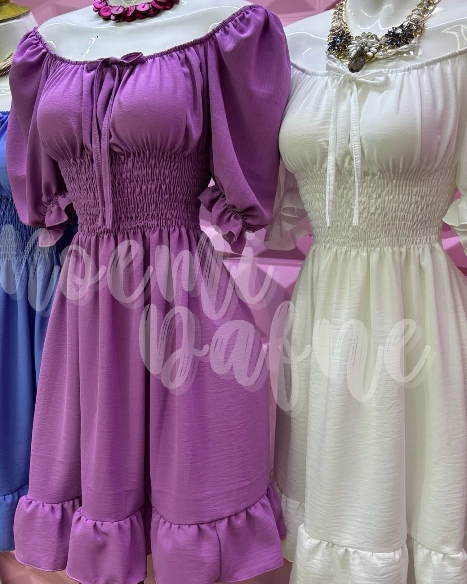 Vestido corto campesino fruncido con manga abullonada y olán