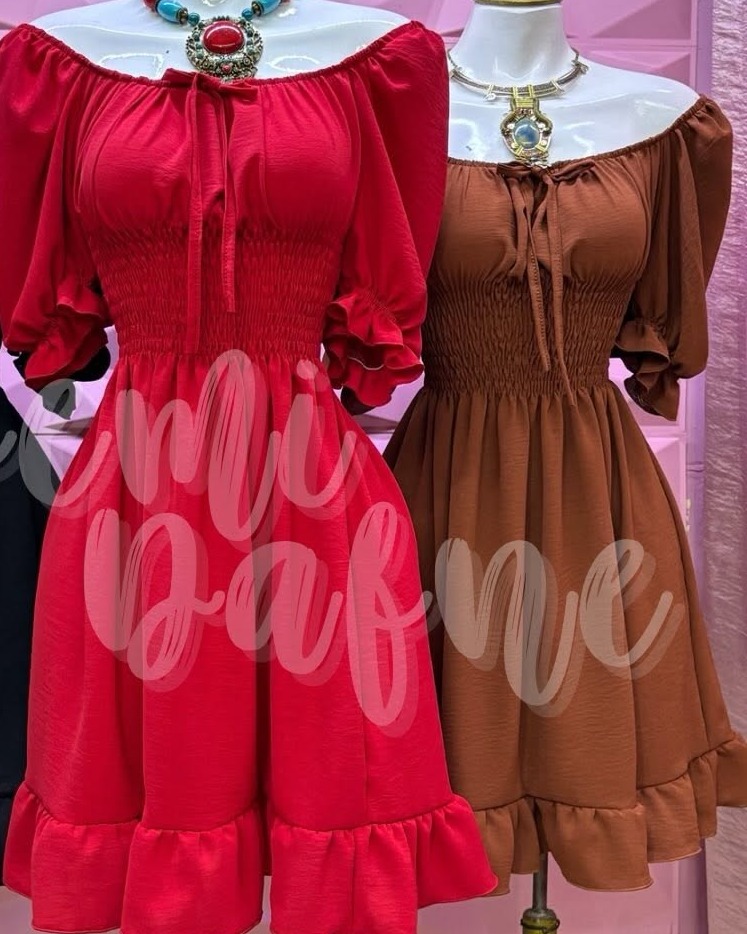 Vestido corto campesino fruncido con manga abullonada y olán