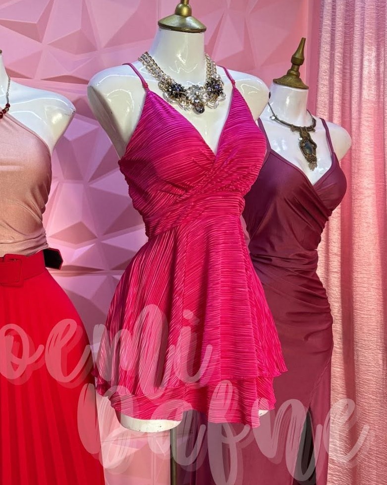 Vestido corto plisado brillante con escote V
