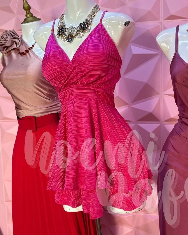 Vestido corto plisado brillante con escote V