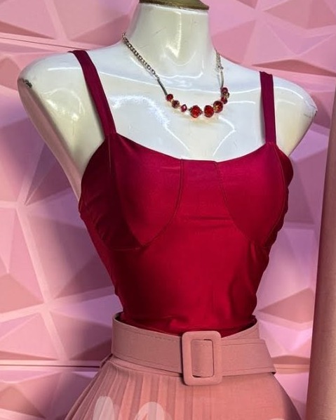 Top de tirantes con escote recto y costuras tipo corset