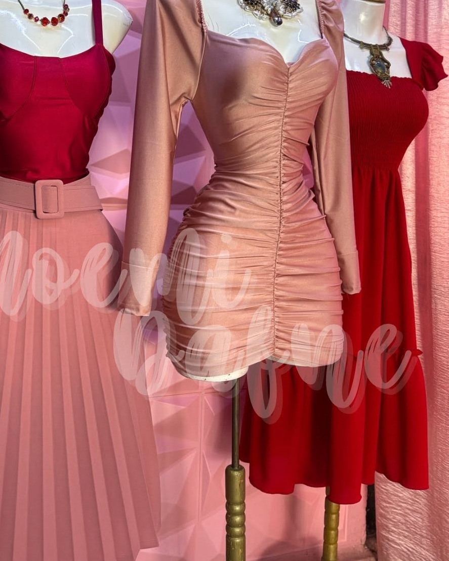 Vestido corto fruncido con tirantes de olán