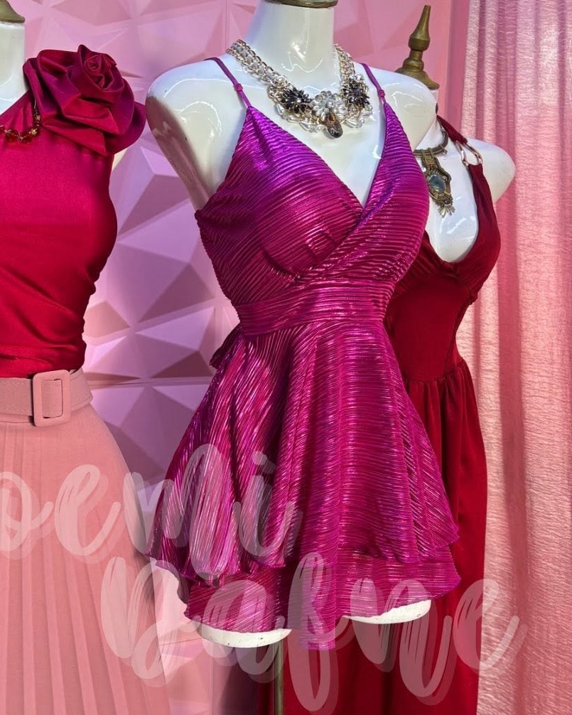 Vestido corto plisado brillante con escote V
