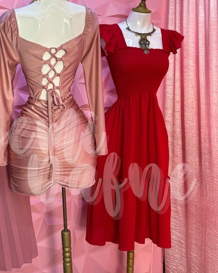 Vestido corto fruncido con tirantes de olán