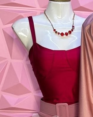 Top de tirantes con escote recto y costuras tipo corset