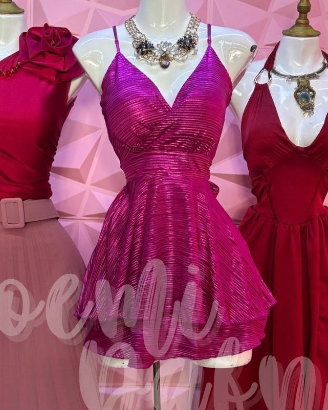 Vestido corto plisado brillante con escote V