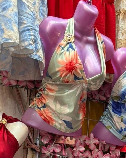 Top halter floral con argolla dorada y fruncido lateral