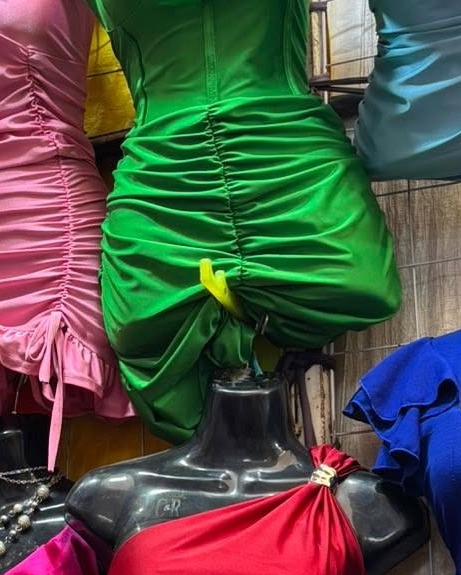 Vestido corto de tirantes fruncido con lazos laterales