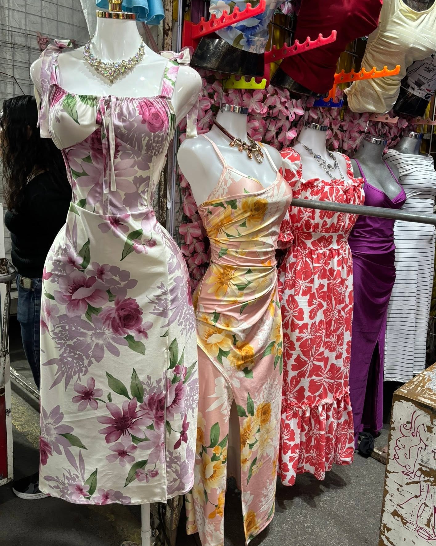 Vestido midi satinado floral de tirantes con abertura