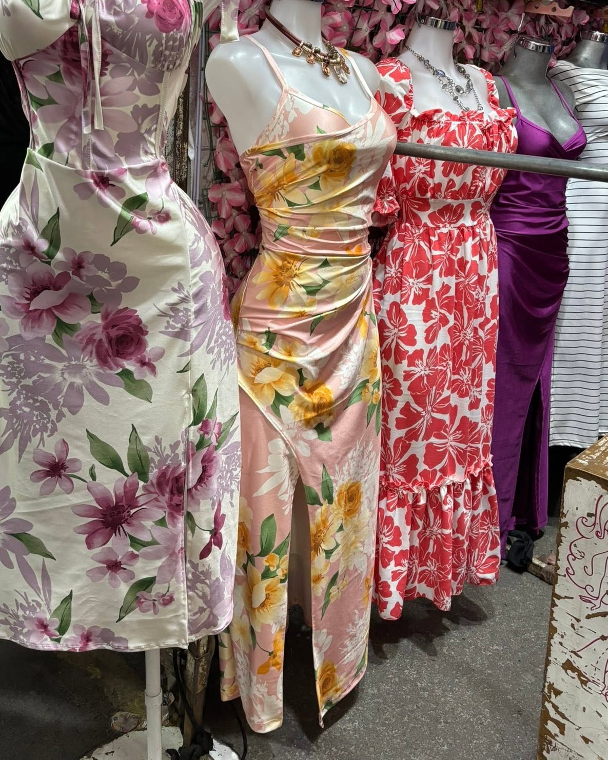 Vestido midi satinado floral de tirantes con abertura