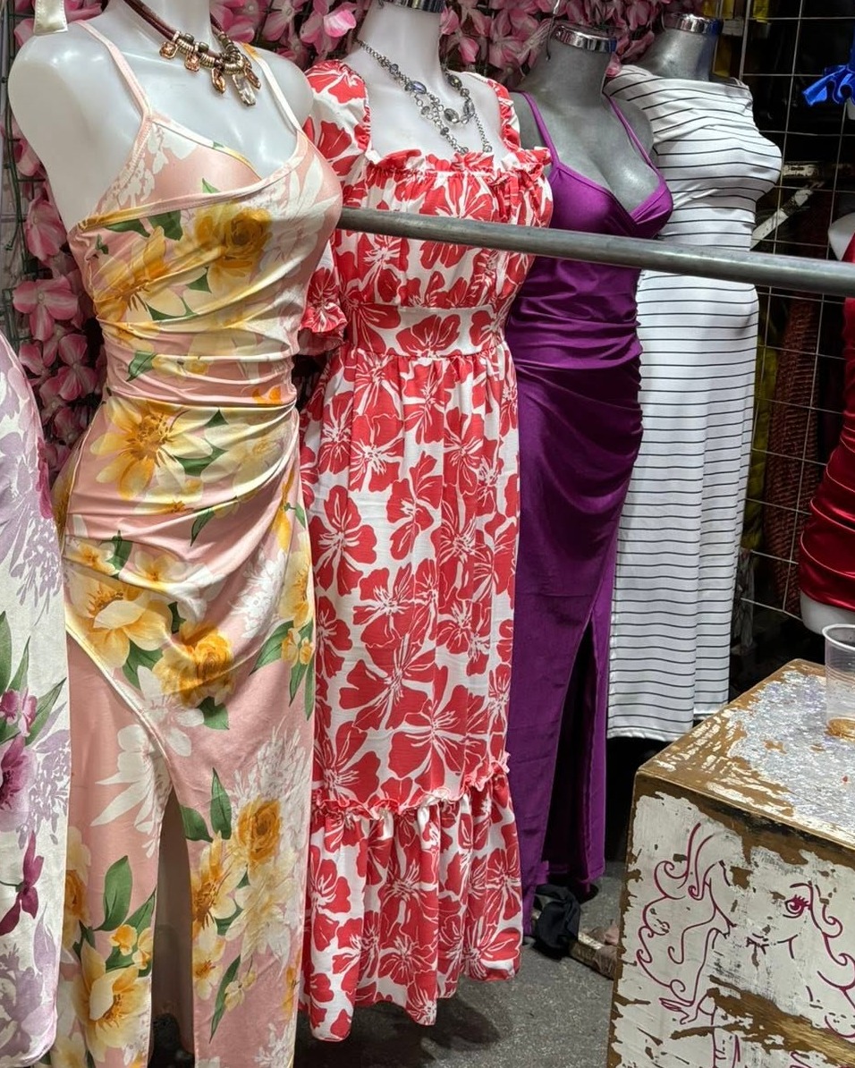 Vestido midi floral rojo con escote cuadrado y manga corta