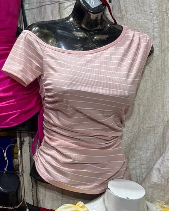 Blusa de rayas con hombros descubiertos, manga corta y fruncido lateral