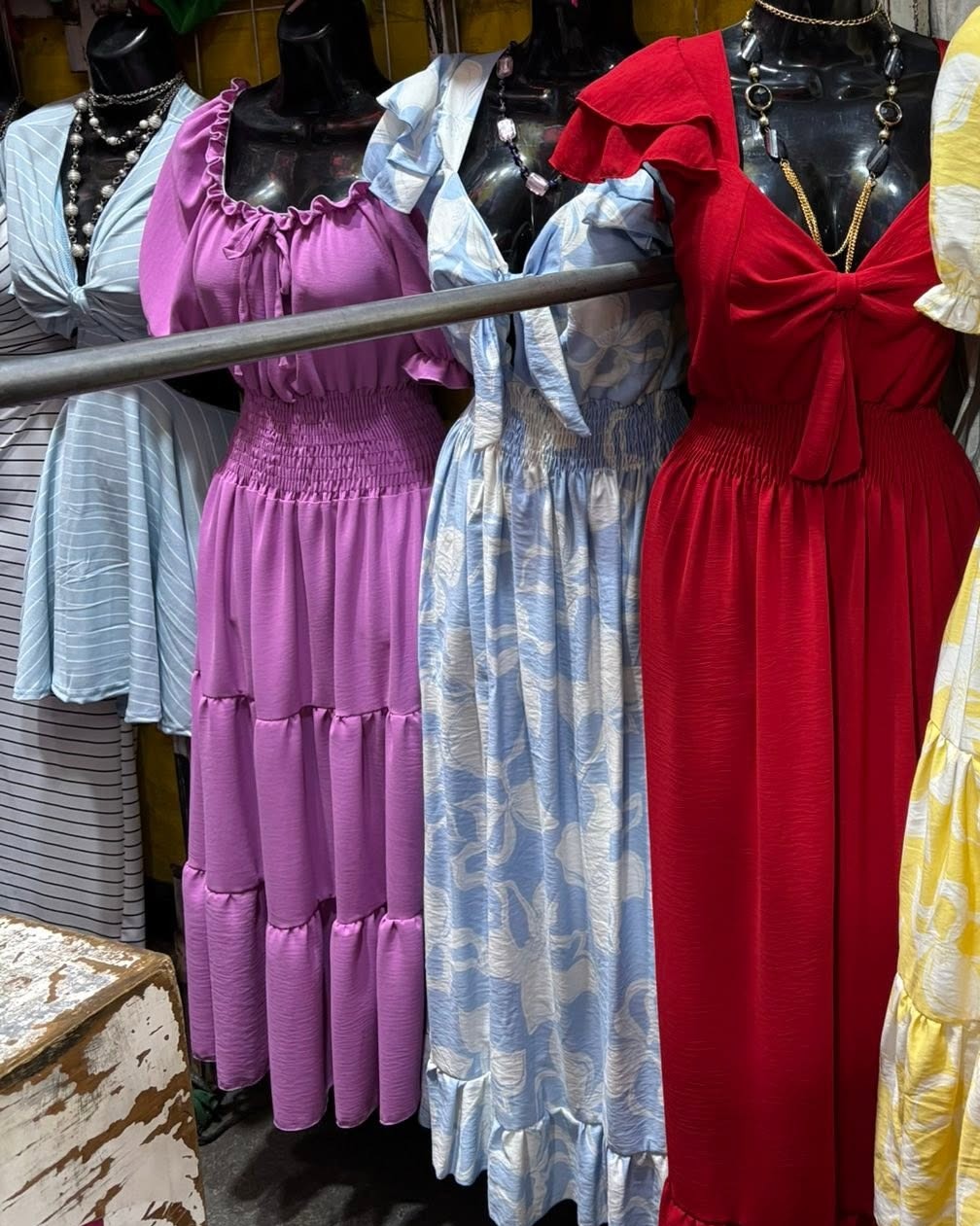Vestido midi campesino con busto fruncido, manga abullonada y olanes