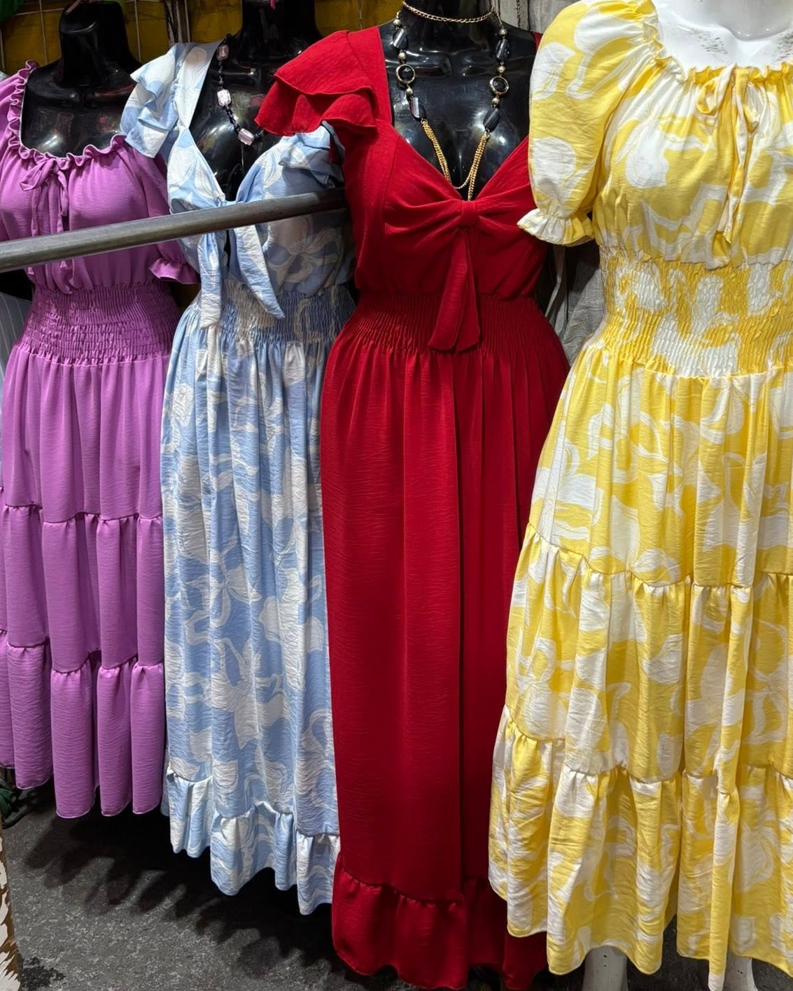 Vestido midi con escote V, moño al frente, manga corta y olán