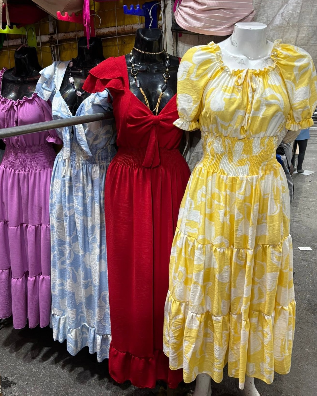 Vestido midi floral con busto fruncido, escote cuadrado y manga abullonada