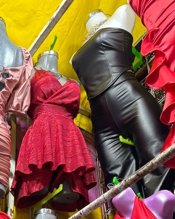 Vestido midi de piel sintética con tirantes