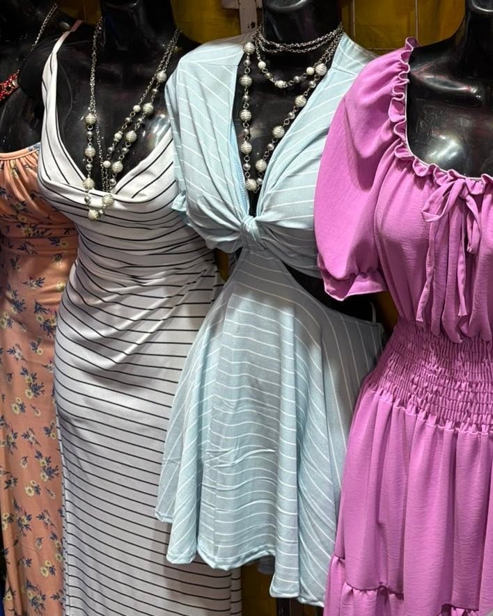 Vestido corto de rayas cruzado con nudo y falda de vuelo