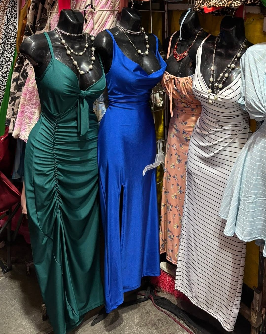 Vestido midi satinado halter fruncido con abertura