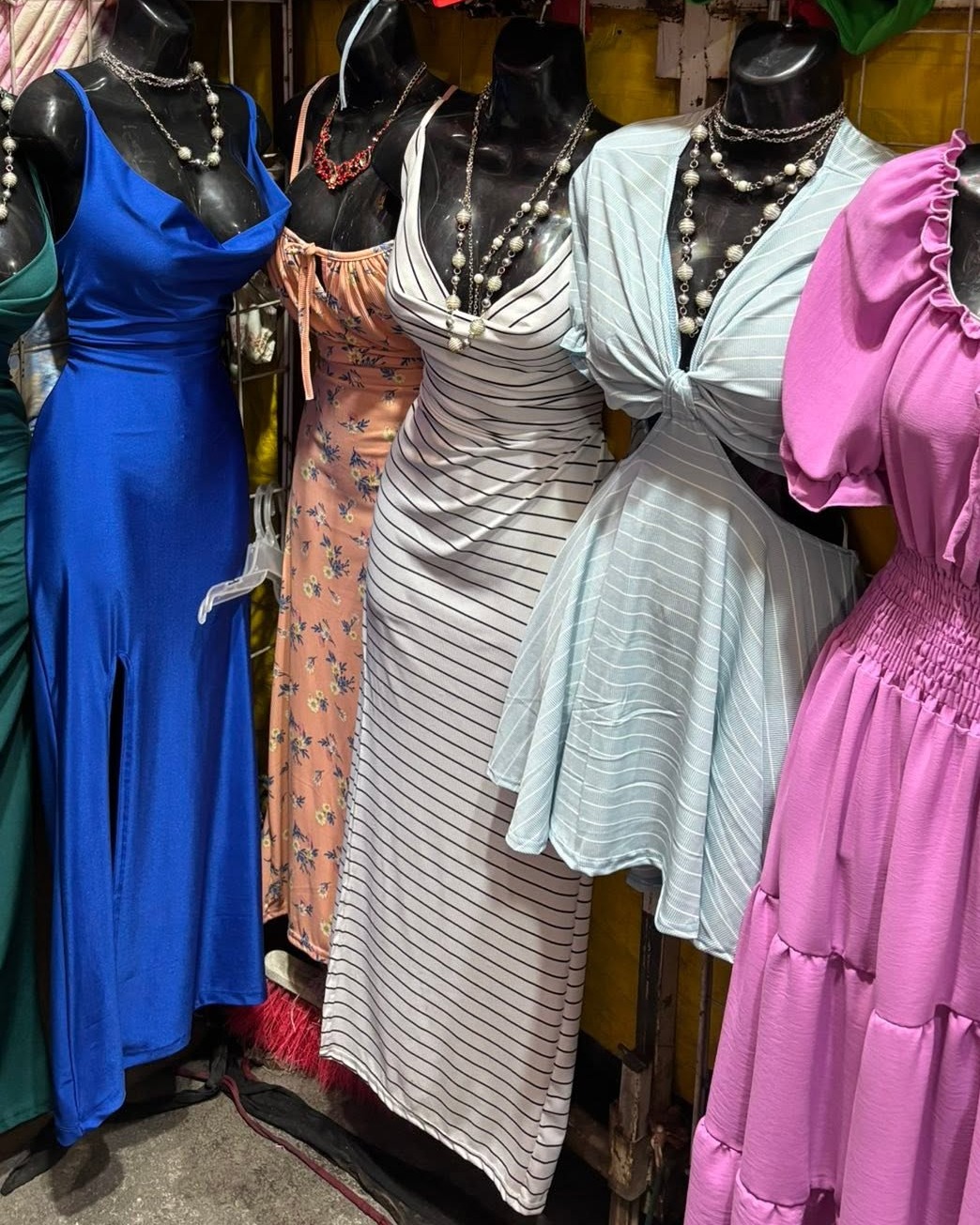 Vestido midi canalé cruzado con nudo y abertura