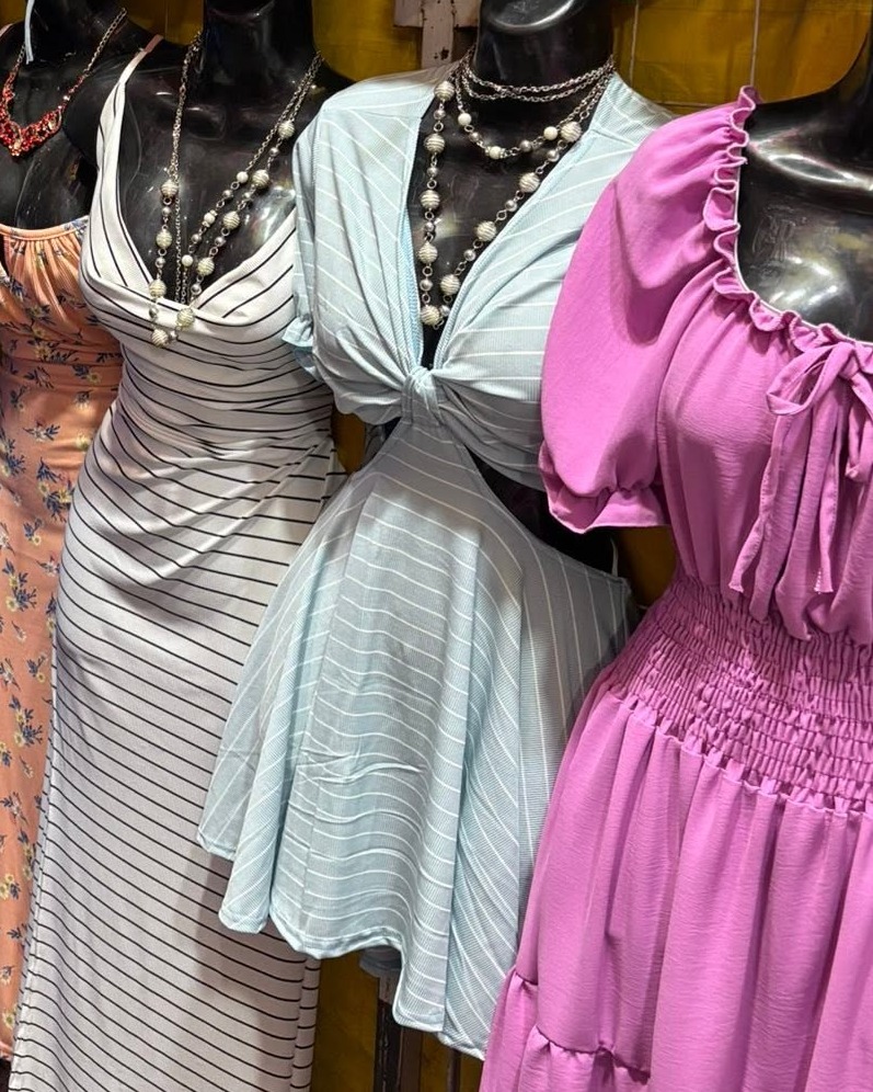 Vestido corto de rayas cruzado con nudo y falda de vuelo