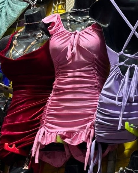 Vestido corto fruncido con tirantes de olán