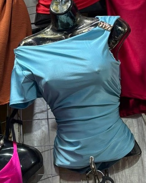 Blusa asimétrica de licra con una manga corta y cadena dorada