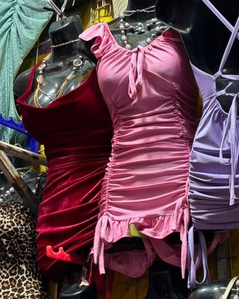 Vestido corto fruncido con tirantes de olán
