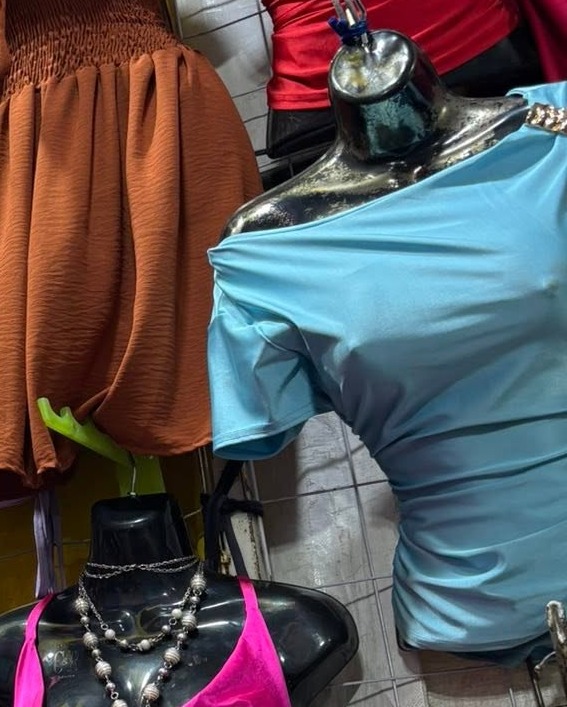 Blusa asimétrica de licra con una manga corta y cadena dorada