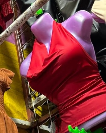 Top de tirantes con escote recto y costuras tipo corset