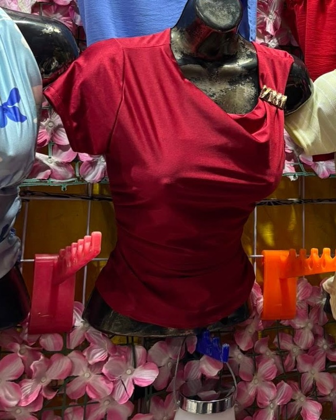 Blusa de hombros descubiertos con manga corta y hebilla dorada