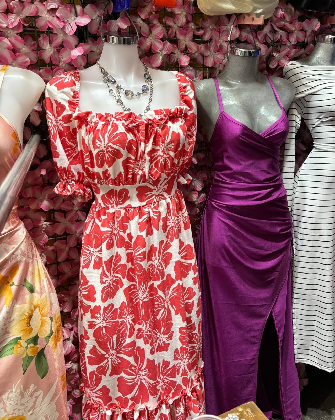 Vestido midi floral rojo con escote cuadrado y manga corta