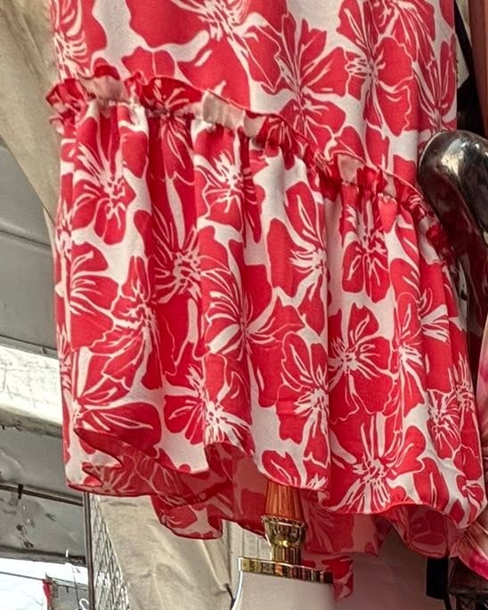 Vestido corto floral rojo con olán y manga corta