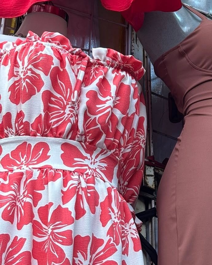 Vestido corto floral rojo con olán y manga corta