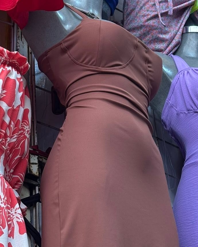 Vestido midi entallado tipo corset de tirantes delgados
