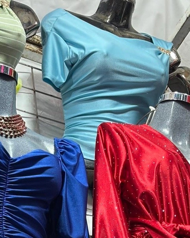 Blusa de hombros descubiertos con manga corta y hebilla dorada