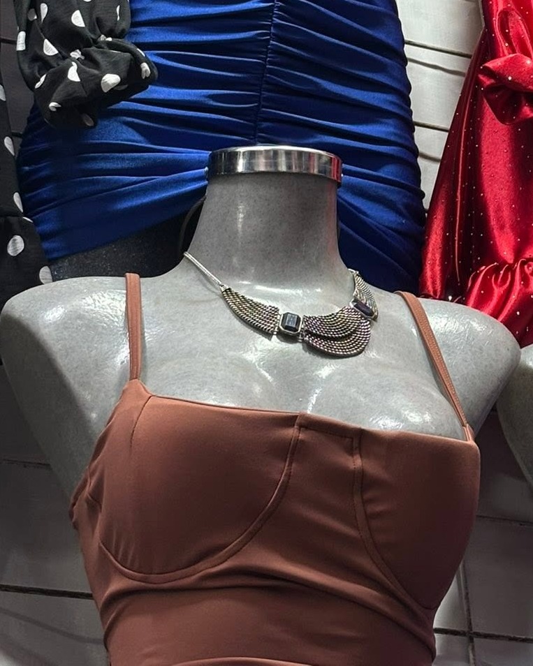 Vestido midi entallado tipo corset de tirantes delgados