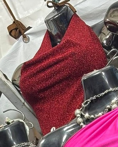 Top halter brillante con escote caído