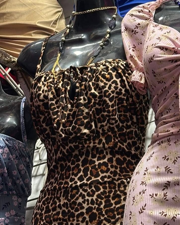 Vestido corto animal print fruncido