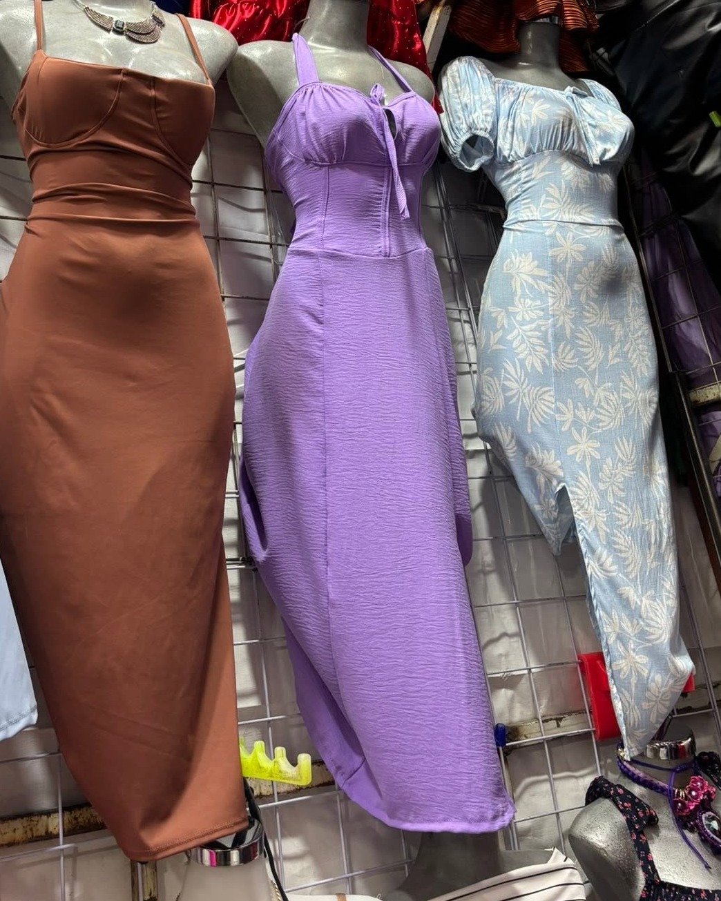 Vestido midi tipo corset de tirantes con moño al frente