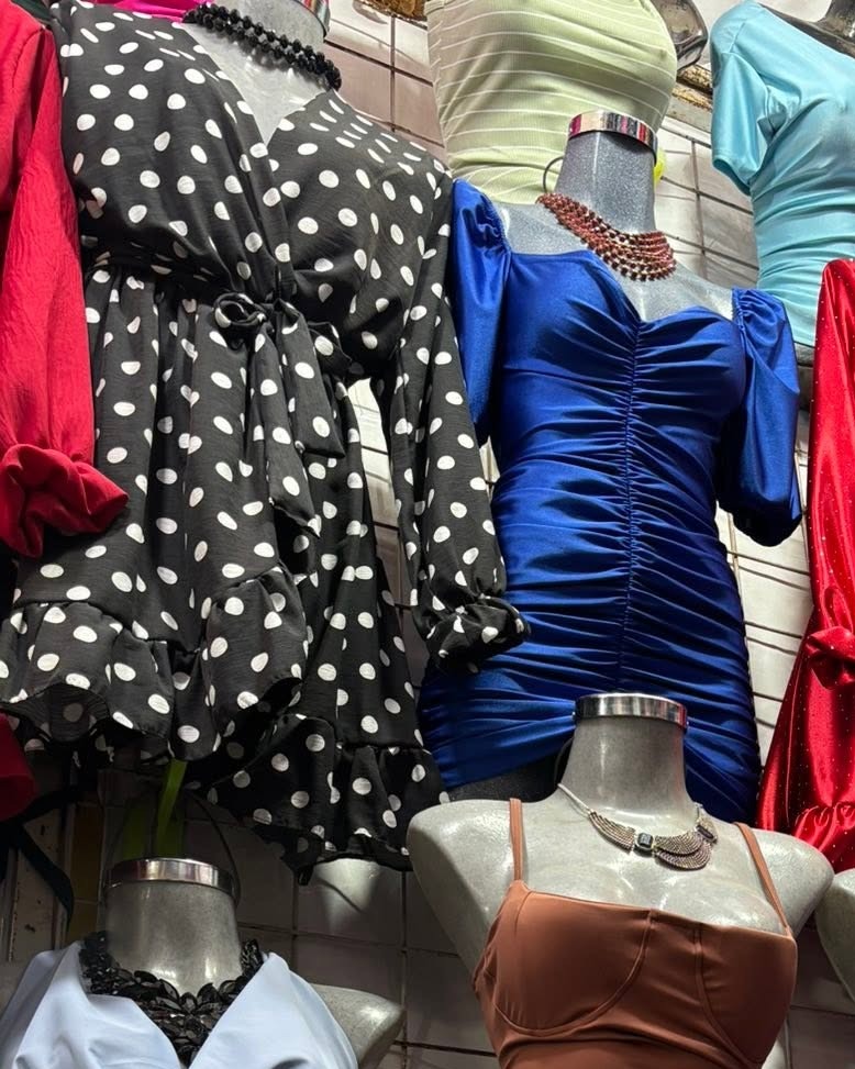 Blusa campesina de lunares con manga larga y moño