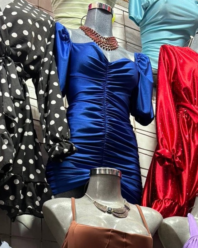 Vestido corto fruncido con escote corazón y manga corta abullonada