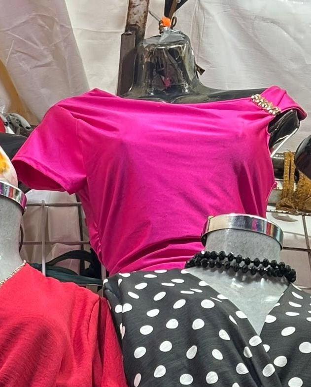 Blusa asimétrica de licra con una manga corta y cadena dorada