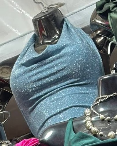Top halter brillante con escote caído