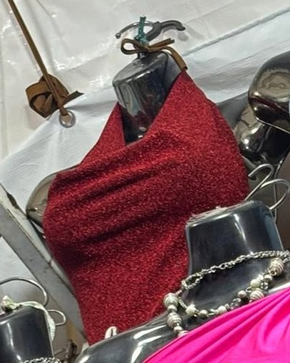 Top halter brillante con escote caído
