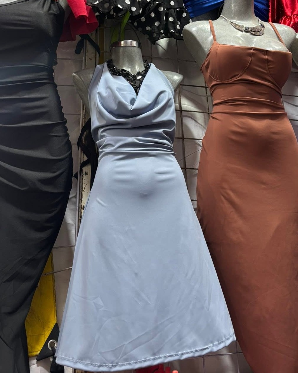 Vestido largo satinado con escote caído y abertura lateral