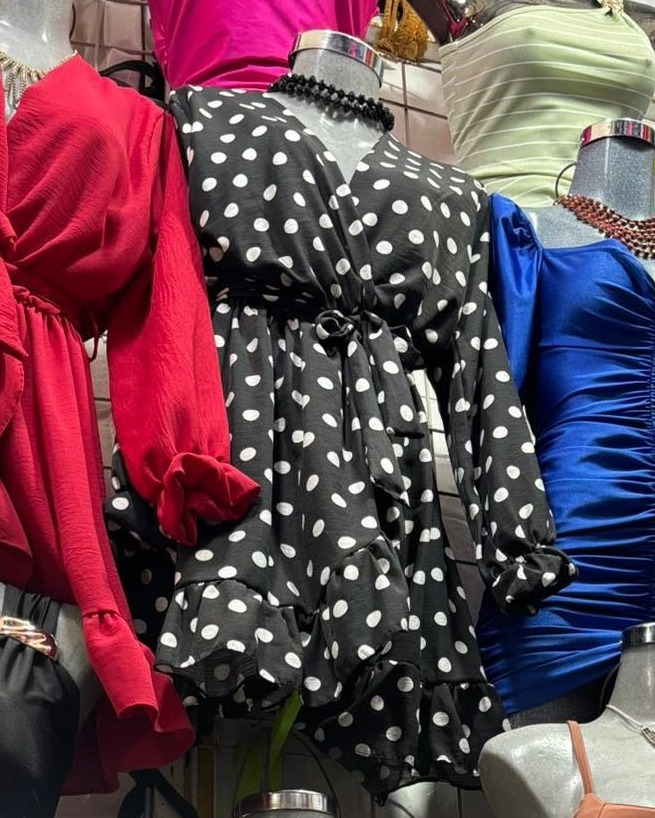 Blusa campesina de lunares con manga larga y moño